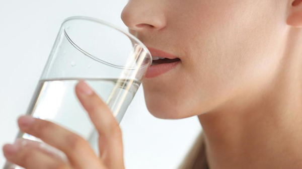 Vì sao phụ nữ cần uống nhiều nước suốt cả ngày?